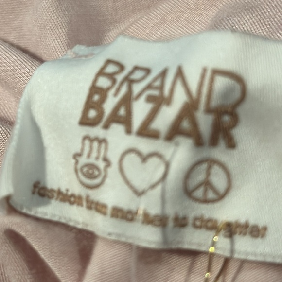 Brand Bazar NWT mixed media v neck top - Picture 7 of 9